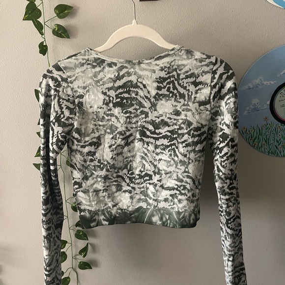 NWT Cropped Long Sleeve Fabletics Workout Top - Picture 2 of 4